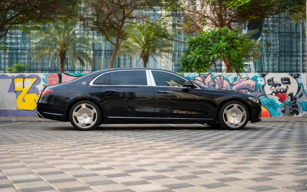 Black Mercedes Maybach S580, 2023 Photo 3