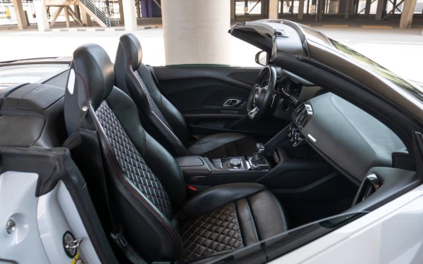 White Audi R8 Spyder, 2024 Photo 2