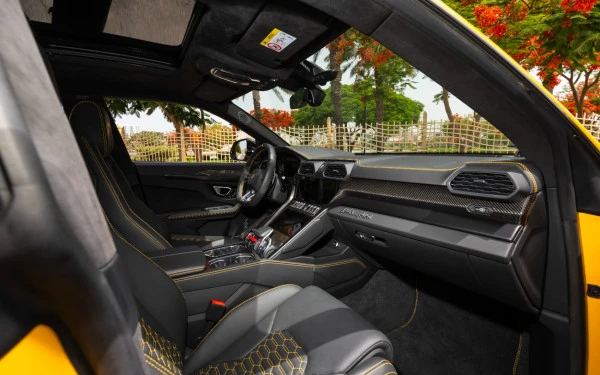 Yellow Lamborghini Urus, 2023 Photo 9